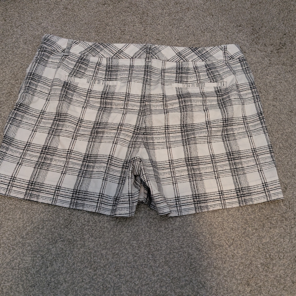 White House Black Market Monochrome Patterned Shorts - Picture 4 of 6